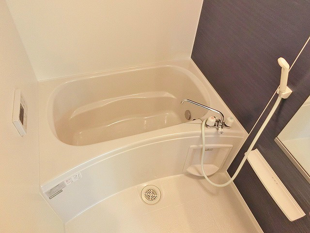 アクセントパネルを採用したスタイリッシュな浴室
