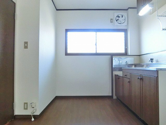 キッチンスペースにも窓があり、開放的です。