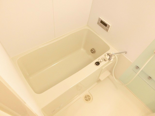 爽やかなデザインの浴室。追い焚き風呂です。
