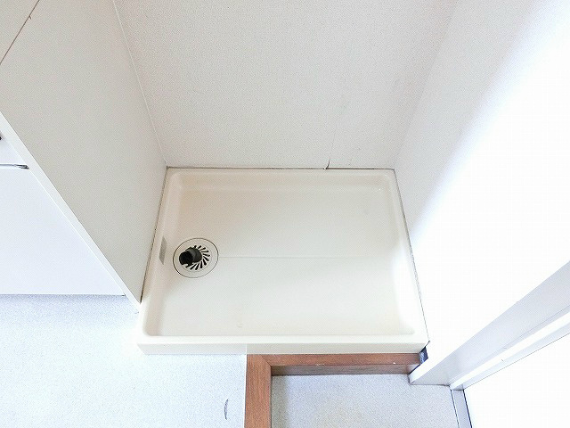 洗濯機は玄関部分(室内)に設置していただけます。安心の防水パン。
