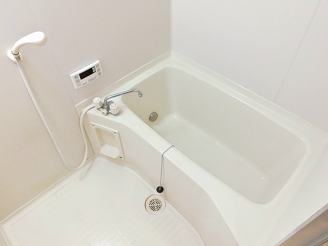 明るく清潔感のある浴室。
