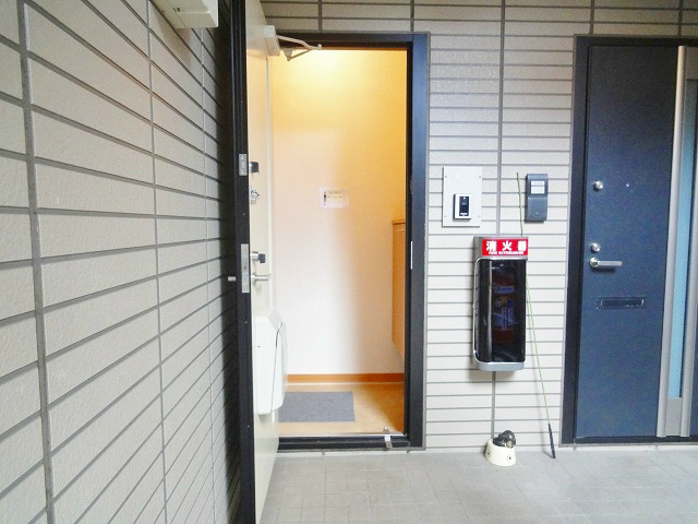 玄関写真になります。