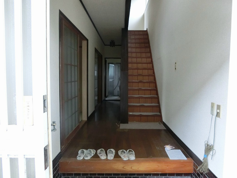 幅の広い玄関
