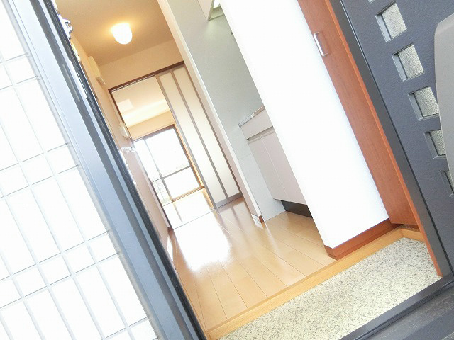 日中はベランダから玄関まで、素晴らしい明るさです。