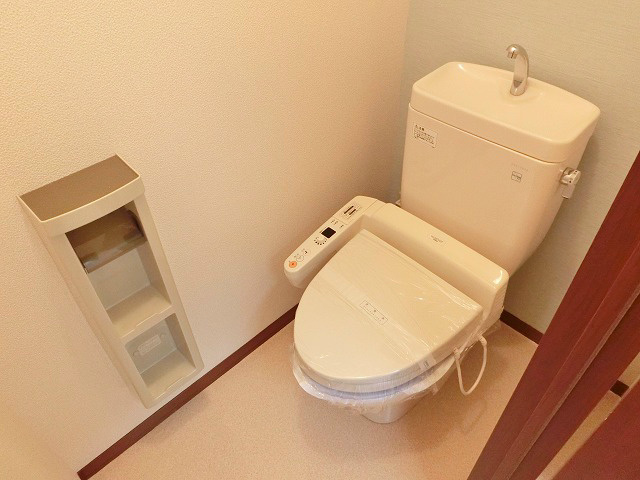 ウォシュレットです。手の届く位置のペーパーホルダーが便利
