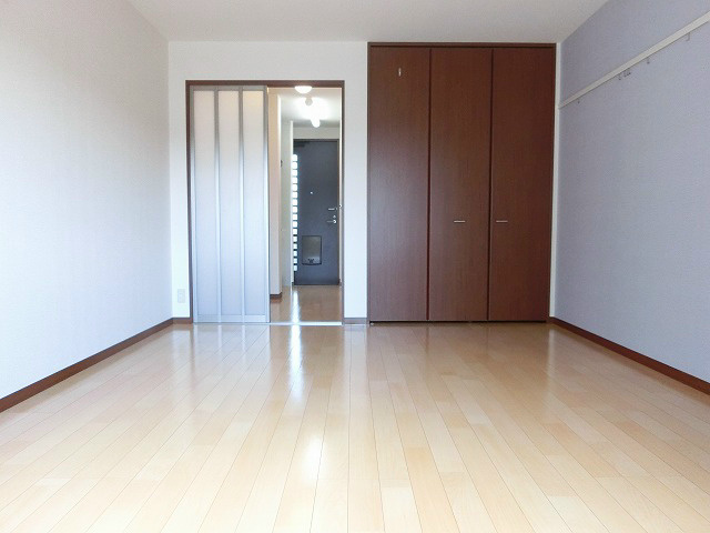 洋室とキッチンの間仕切りはスライドドア。開放していても邪魔になりません。