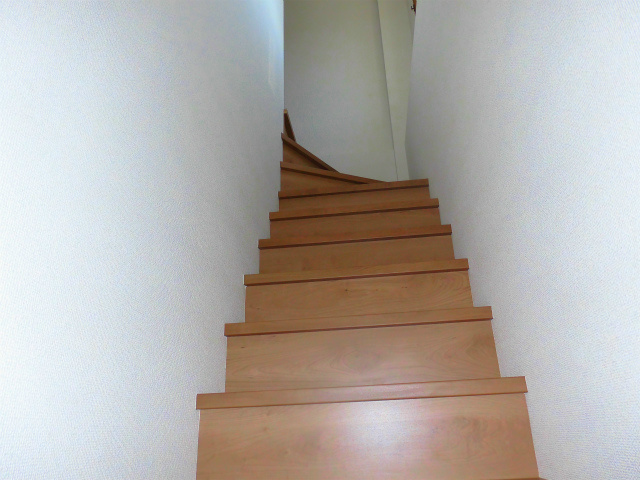 玄関から階段で2Fへ