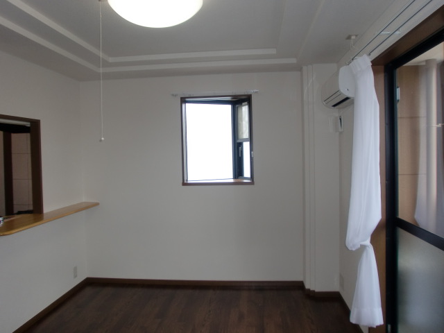 写真のお部屋は角部屋になるので出窓が付いています。