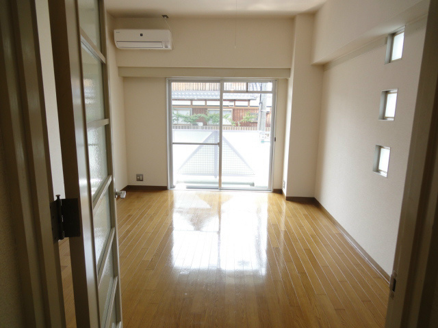別の間取りタイプのお部屋の室内写真の為、広さが異なります。