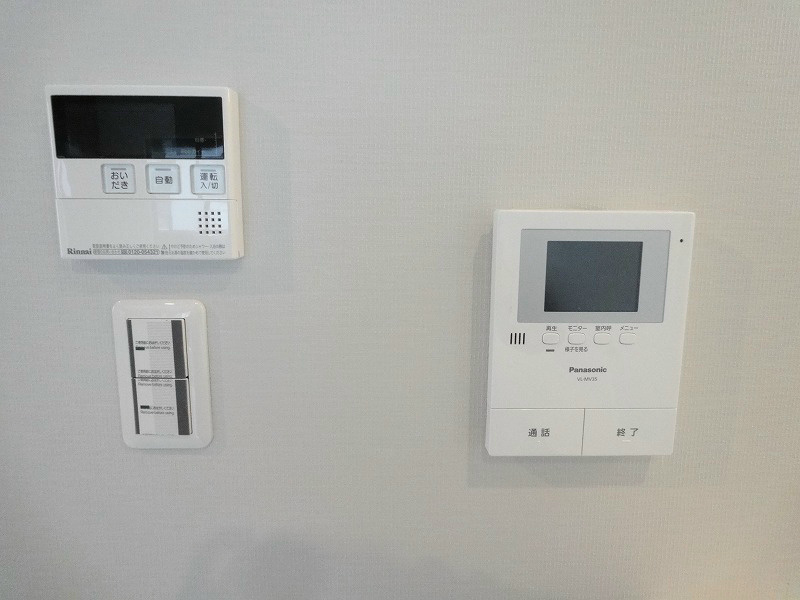 モニターホンとお風呂のリモコンです。