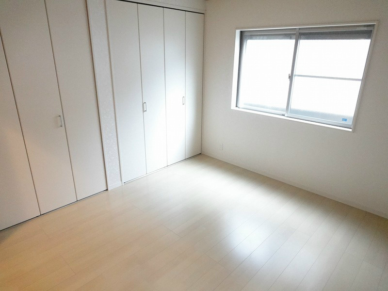 収納たっぷり。１Ｆの７帖の洋室になります。