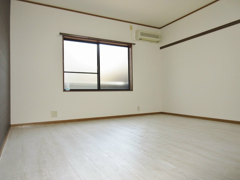 ちょっと広めの8帖のお部屋です
