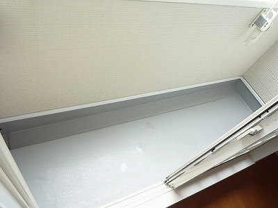 ベランダは広くは無いですが使いやすいコンパクトタイプ。