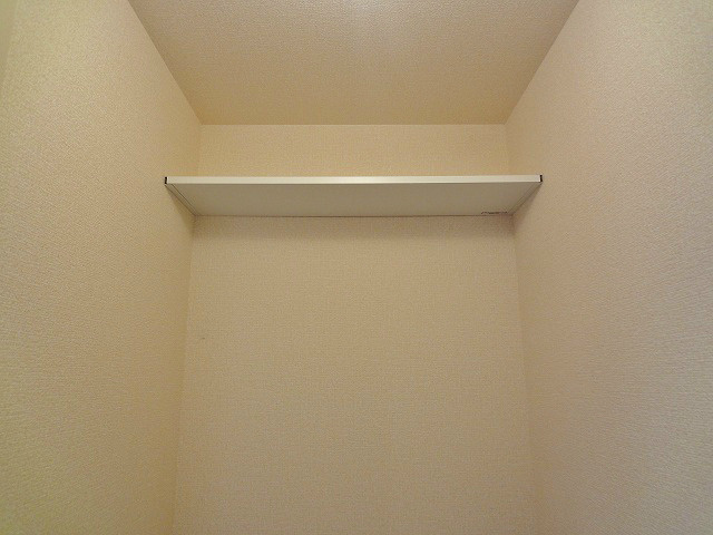トイレの上には収納も付いています。