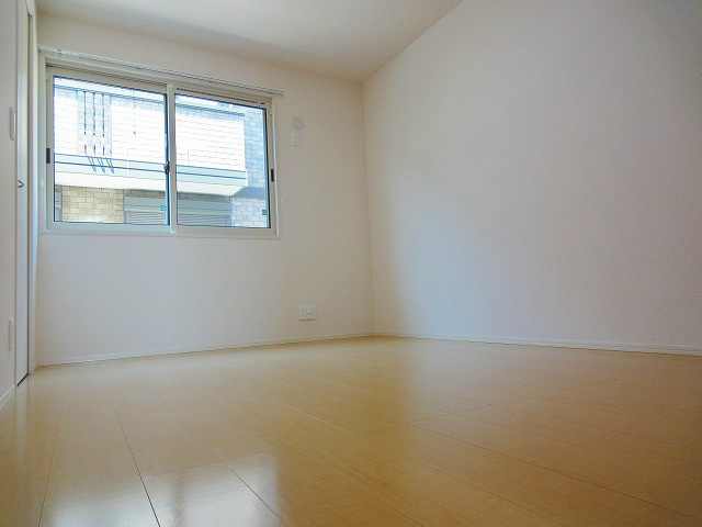 ベッドも充分におけるフローリングのお部屋です。