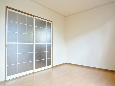 日当たりの良い寝室になります。