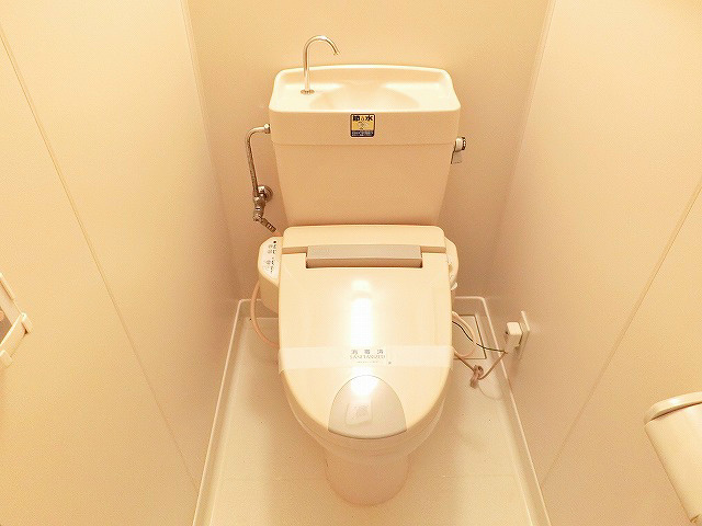 すっきりしたトイレスペース。ウォシュレットです。