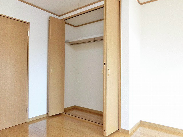 洋室のクローゼットには枕棚とハンガーパイプが施されています。