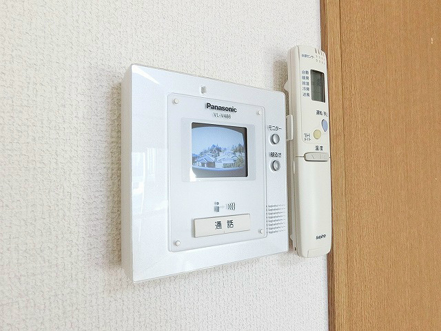 TVモニター付きのインターホン。