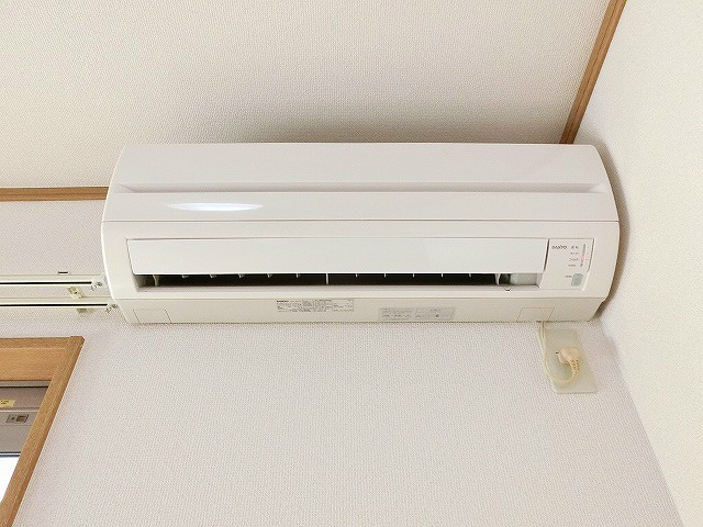 既設のエアコン。取り付けや取り外しの手間が省けます。