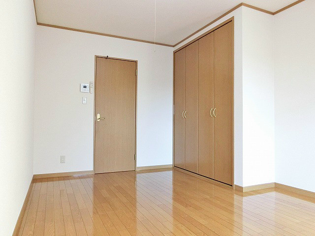 扉の金具がエレガント。
