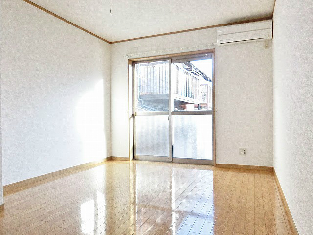 洋室8帖、安心の南面。