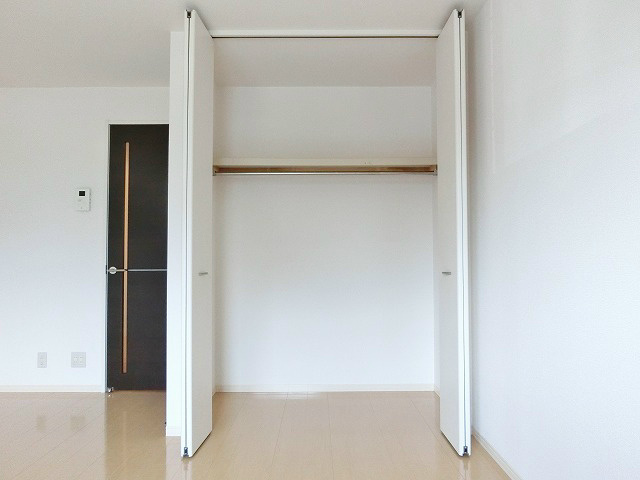 ハンガーパイプと上段の棚で構成。上から下まで効率的にお使いいただけます。