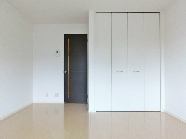 壁と床の淡い配色にダークカラーのドアがアクセントとなっています。