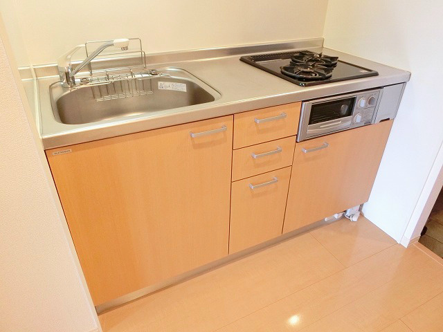 便利なシステムキッチン。枠に納まっているのでお部屋に水はねの心配がありません。