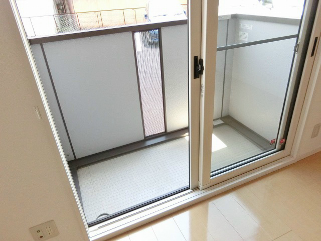 通気性を考慮し、手すりにメッシュ部分があります。パネル部分との兼ね合いでプライバシーも守れます。
