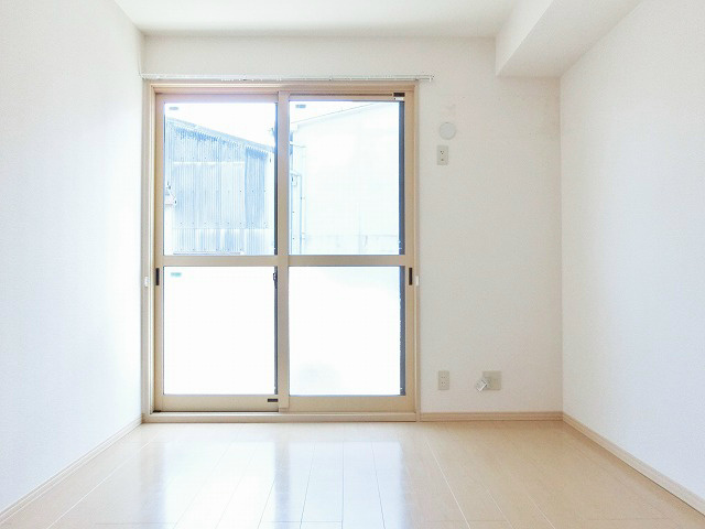 窓枠のお色もお部屋に馴染んでいます。