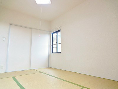 日当たりの良い寝室になります。