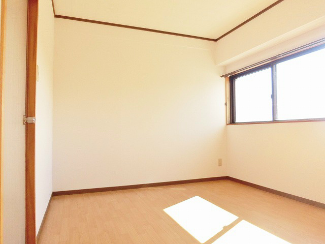 床色が明るいので部屋も明るく見ええます