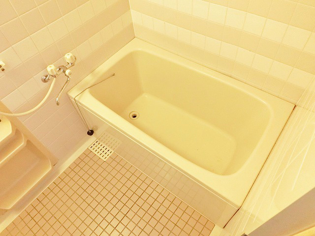 お風呂はタイルで水はけもいいですよ
