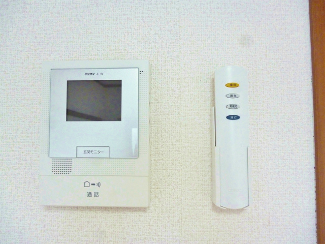 顔が分るモニターフォン付きです。電気のリモコンも付いています。