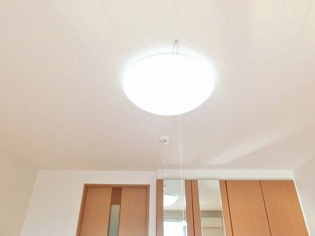 お部屋全体を明るく包み込むシーリングライト。