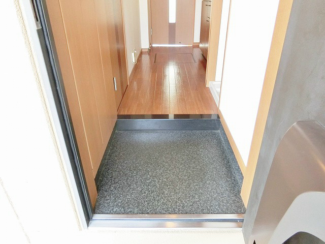 すっきりした印象の玄関スペース。シューズBoxがあります。