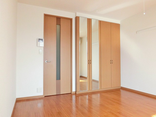 洋室には収納スペースがあります。