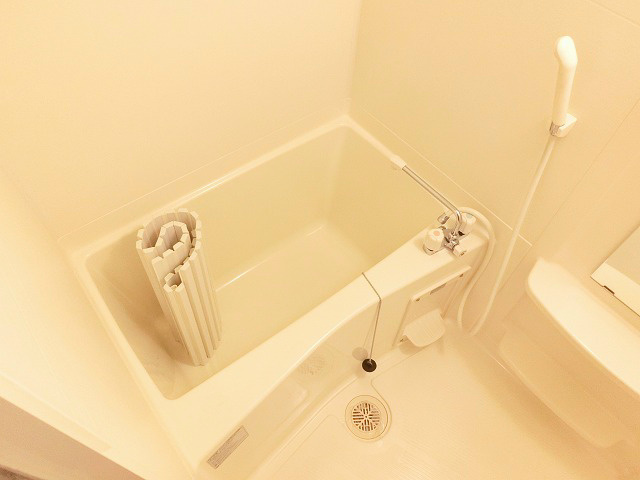 一般的なユニットバス。お手入れがしやすいです。