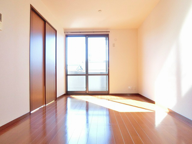 明るい光を取り込むリビングルーム