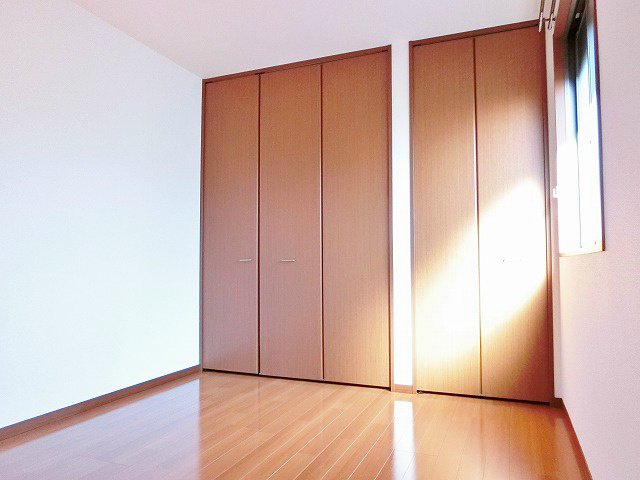 朝日が差し込む洋室。