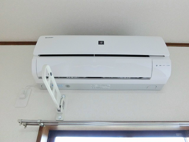 エアコンが既設。取り付けや取り外しの手間もコストもかかりません。
