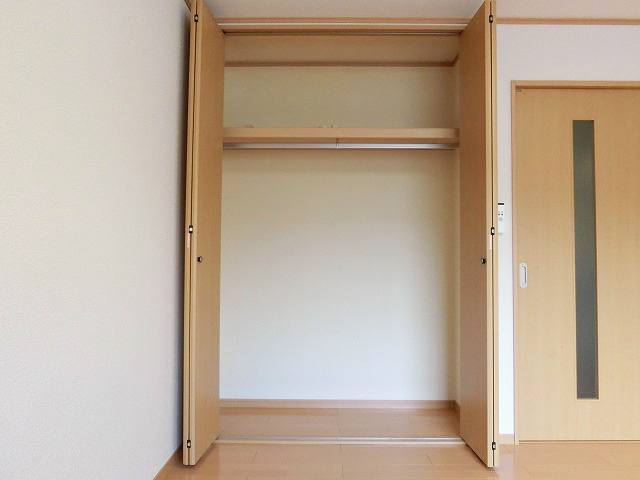 洋服の収納に便利なハンガーパイプが設置されたクローゼット
