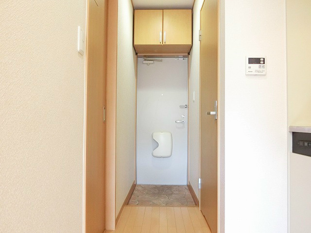 玄関収納の高いところにあります。