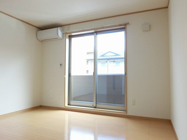 安定した明るさが印象的な洋室8帖