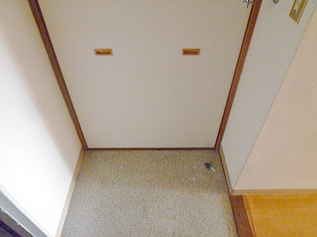 洗濯機置き場の室内にあります。