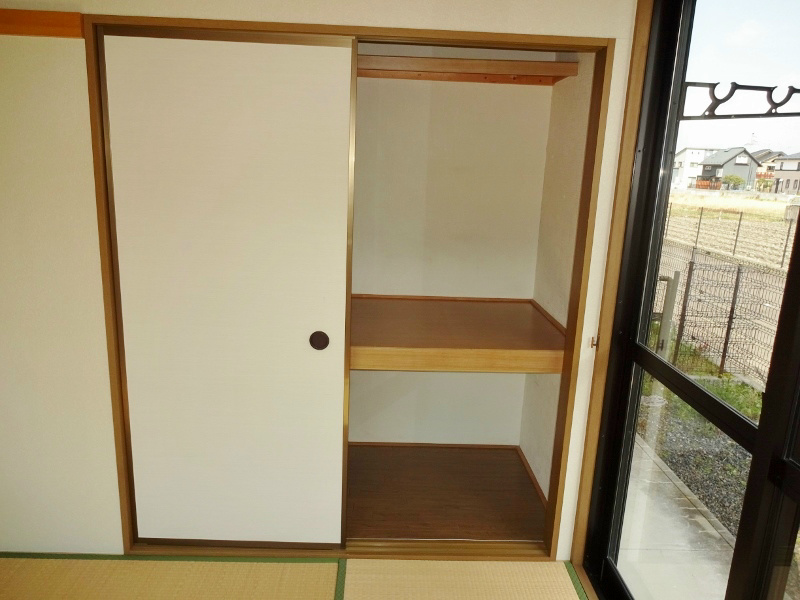 押入