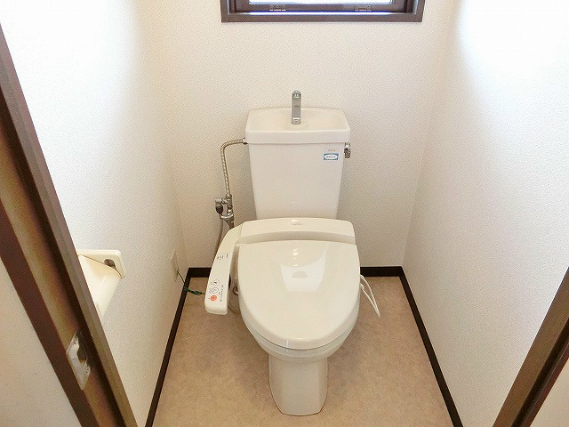 窓からの採光が明るいトイレ。