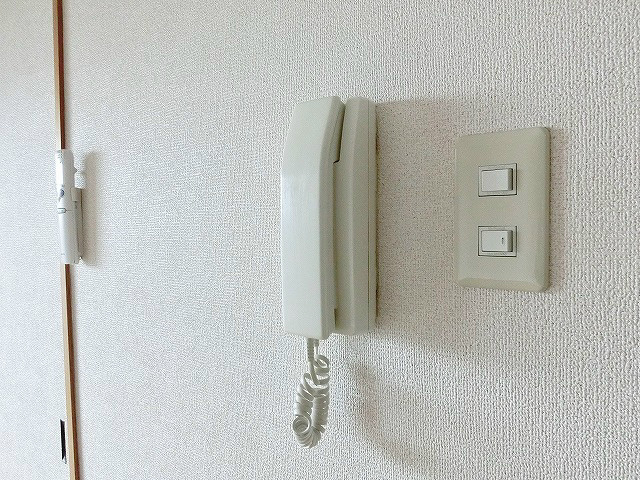 室内のインターホン。