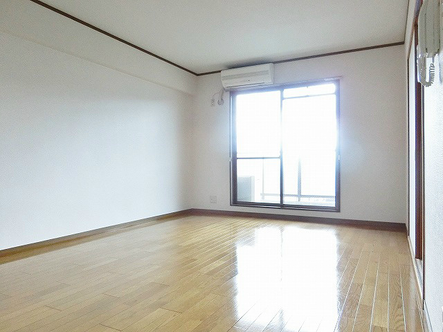 12帖のLDK、明るさと広がりがあります。